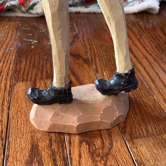 MAKER UNKNOWN | Painted, Wood-carved Santa Golfer in Plus Fours | Stands 19” - Picture 6 of 7